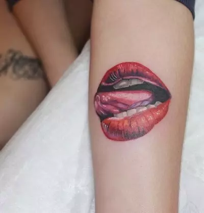 Tattoo in the form of lips: sketches. Tattoos on the neck and hands. The value of a tattoo in the form of a kiss for men and girls. Red lips with tongue and other options 257_6