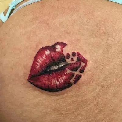 Tattoo in de vorm van lippen: schetsen. Tatoeages op de nek en handen. De waarde van een tatoeage in de vorm van een kus voor mannen en meisjes. Rode lippen met tong en andere opties 257_8