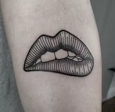Tattoo in the form of lips: sketches. Tattoos on the neck and hands. The value of a tattoo in the form of a kiss for men and girls. Red lips with tongue and other options 257_9