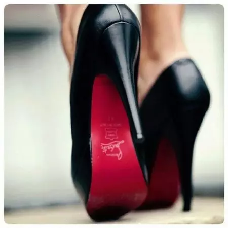 Labuthen чевли (72 фотографии): Женска лабораторија со црвени стапала, оригинално црно од Кристијан Louboutin 2021, колку чини 2584_18