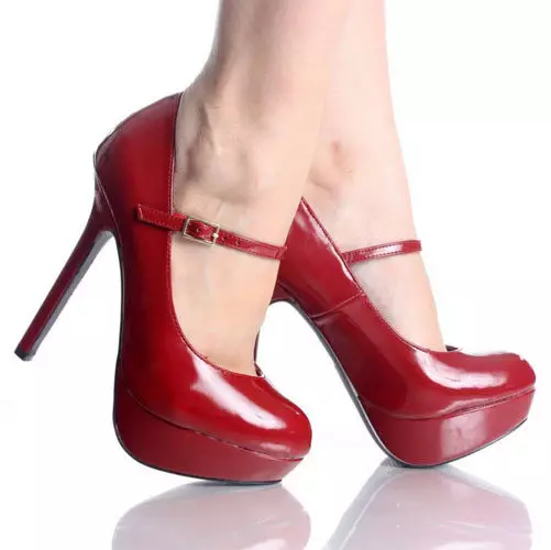 Heel shoes (112 wêne): Kincên jinan li ser heel, modelên bi hebên jêkirin û şûna wan, ku hebên ku ji bo jinê bêkêmasî ne 2590_37