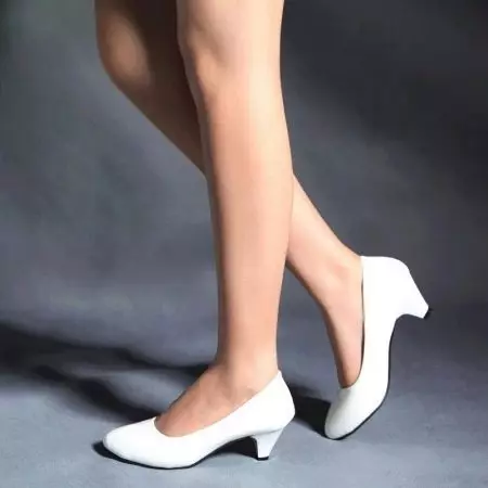 Heel shoes (112 wêne): Kincên jinan li ser heel, modelên bi hebên jêkirin û şûna wan, ku hebên ku ji bo jinê bêkêmasî ne 2590_65