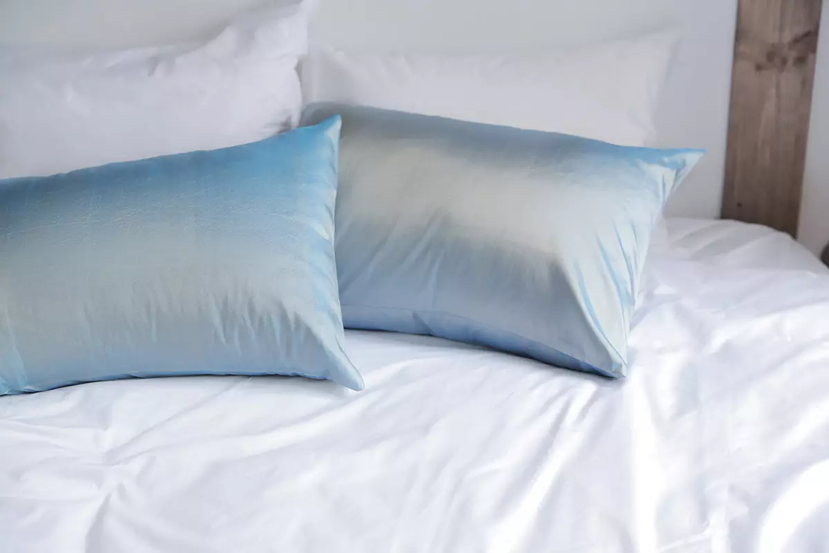 Pillowcases de seda: desde a seda natural e artificial. Como elixir e como lavar? Dimensións e deseño 25916_13