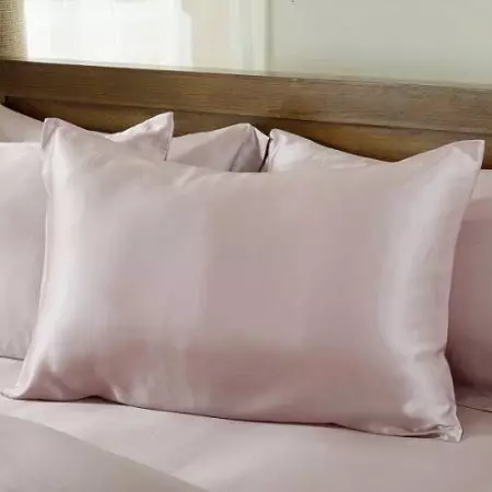 Pillowcases de seda: desde a seda natural e artificial. Como elixir e como lavar? Dimensións e deseño 25916_23