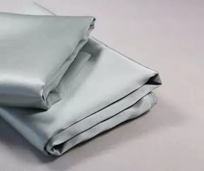 Pillowcases de seda: desde a seda natural e artificial. Como elixir e como lavar? Dimensións e deseño 25916_35