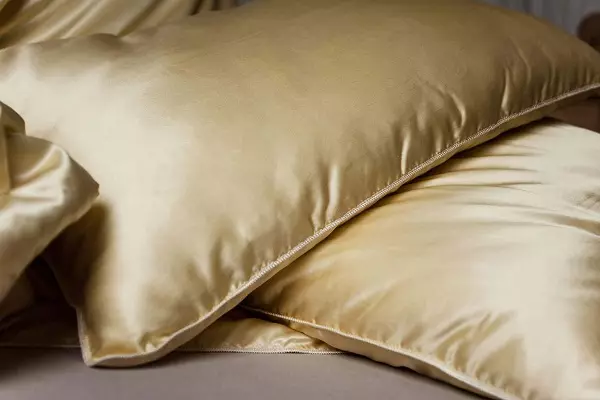 Pillowcases de seda: desde a seda natural e artificial. Como elixir e como lavar? Dimensións e deseño 25916_41