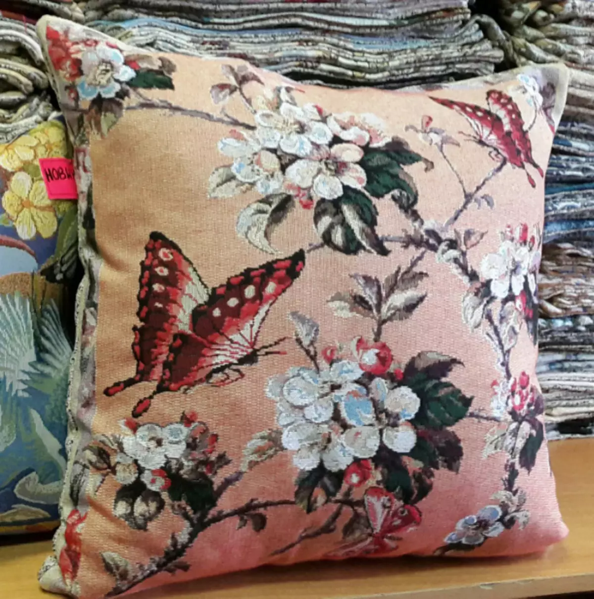 Pillowcases Tapestry: Pillowcases dekorattivi fuq mħaded fl-intern, karatteristiċi u disinn. Kif tagħżel u tieħu ħsieb? 25917_11