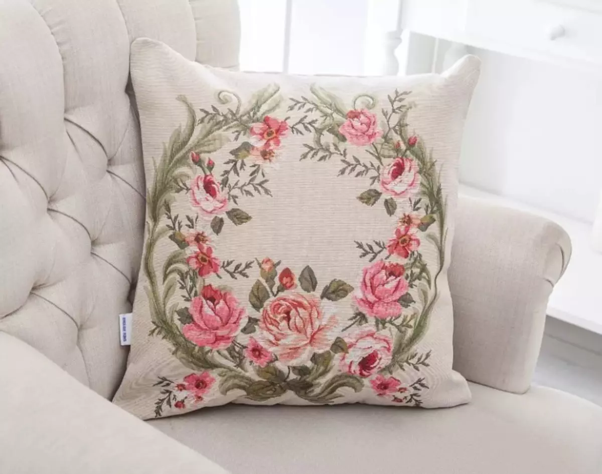 Tapestry Pillowcases: Rezil dekoratif sou zòrye nan enteryè a, karakteristik ak konsepsyon. Ki jan yo chwazi ak swen pou? 25917_18