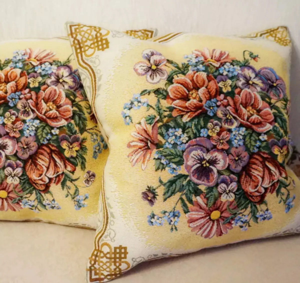 Tapestry tyynyliinat: koristeelliset tyynyliinat tyynyt sisustuksessa, ominaisuuksissa ja suunnittelussa. Kuinka valita ja hoitaa? 25917_2