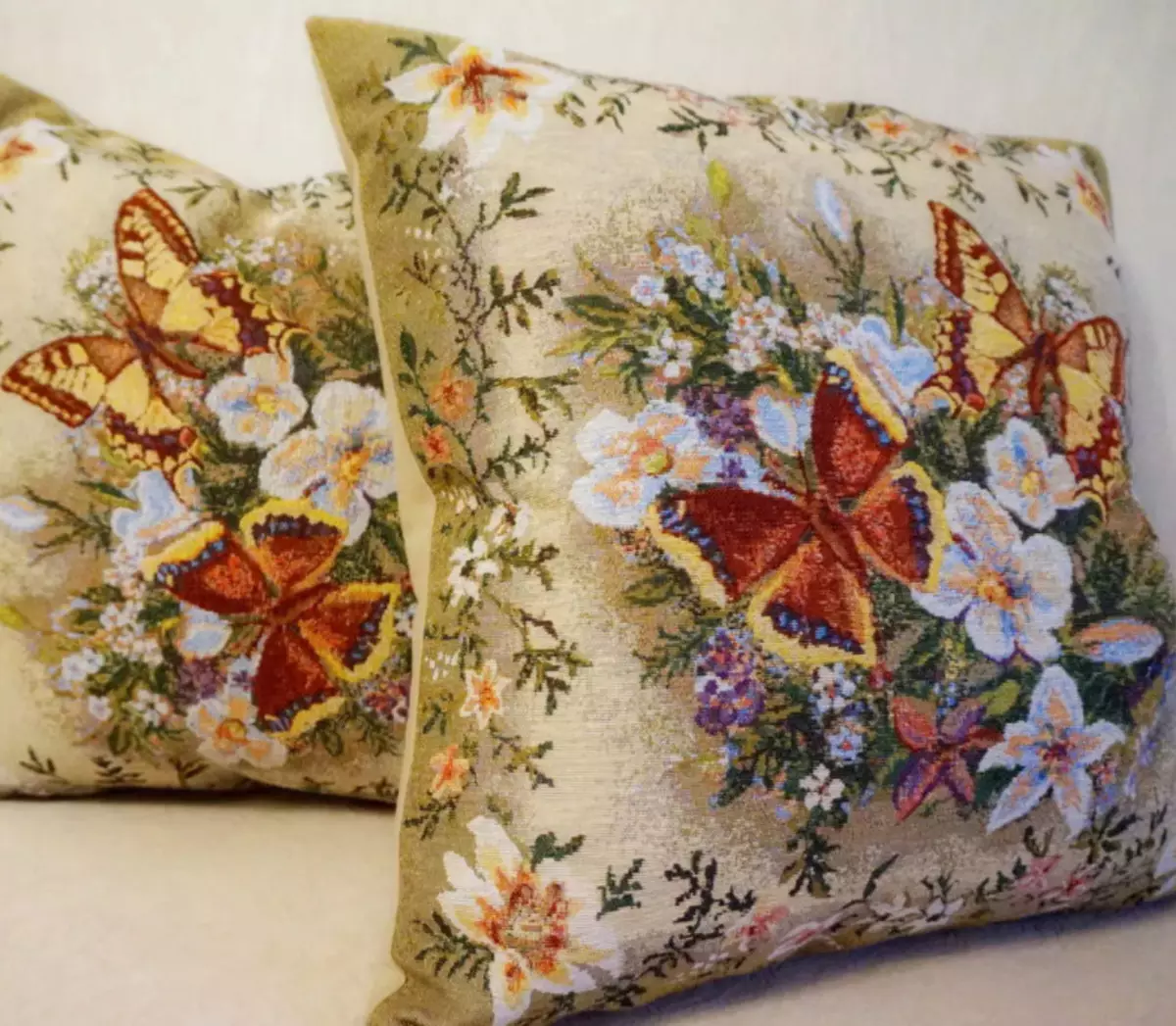 Gobelenų pagalvės: dekoratyvinės pagalvės ant pagalvių interjero, funkcijos ir dizainas. Kaip pasirinkti ir rūpintis? 25917_4