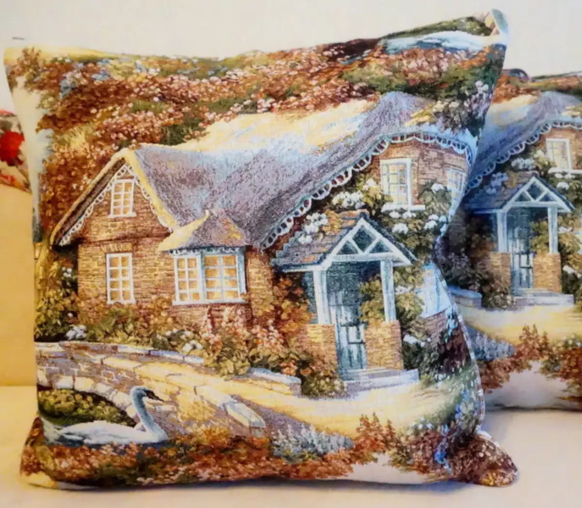 Pillow de tapicería: almofadas decorativas en almofadas no interior, características e deseño. Como elixir e coidar? 25917_9