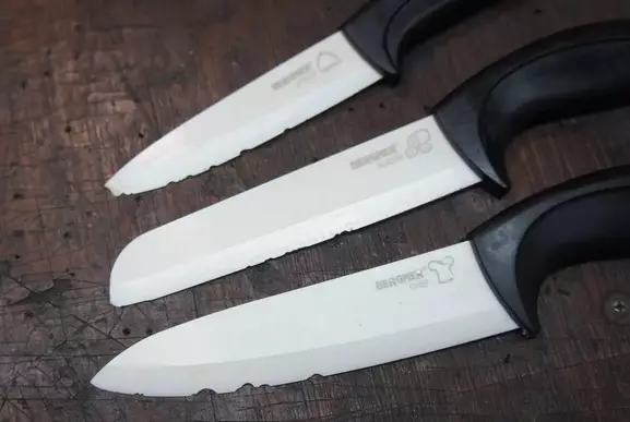 سیرامیک چاقو (34 عکسونه): معجل او توکي. څنګه د پخلنځي چاقو غوره کولو څرنګوالی؟ څنګه خاموش کول؟ تاسو څه پرې کولی شئ؟ د پیرودونکي بیاکتنې 25919_12