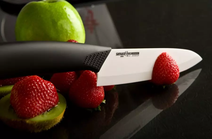 सिरेमिक चाकू (34 तस्वीरें): पेशेवरों और विपक्ष। एक रसोई चाकू कैसे चुनें? चुप कैसे करें? आप क्या कट कर सकते हैं? ग्राहक समीक्षा 25919_16
