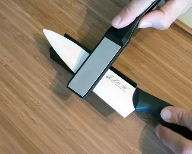 Seramik bıçaklar (34 fotoğraf): avantajlar ve dezavantajlar. Nasıl bir mutfak bıçağı seçilir? Nasıl sessizde? Ne kesebilir? Musteri degerlendirmeleri 25919_20