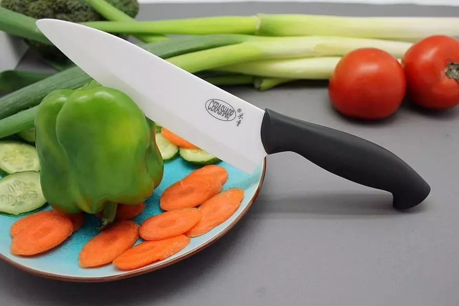 सिरेमिक चाकू (34 तस्वीरें): पेशेवरों और विपक्ष। एक रसोई चाकू कैसे चुनें? चुप कैसे करें? आप क्या कट कर सकते हैं? ग्राहक समीक्षा 25919_29
