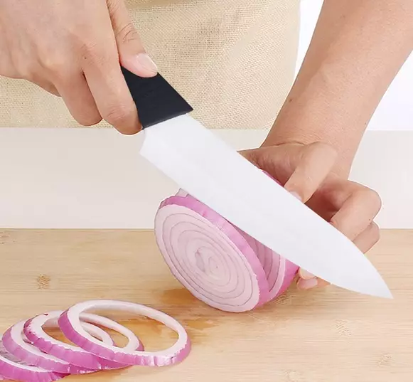 Керамички ножеви (34 фотографии): добрите и лошите страни. Како да изберете кујна нож? Како да се молчи? Што можеш да го намалиш? Клиенти Осврти 25919_33