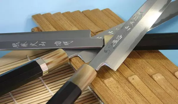 Столовий ніж (22 фото): сервіровки ножі для риби і м'яса, інші види. Як вибрати набір з хорошої сталі? 25925_6