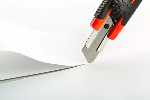 چاقو لوازم التحریر (26 عکس): چاقو حرفه ای برای نامه ها و برای کاغذ عکاسی، گونه های دیگر. چگونه یک چاقوی بزرگ و کوچک را انتخاب کنید؟ 25938_23