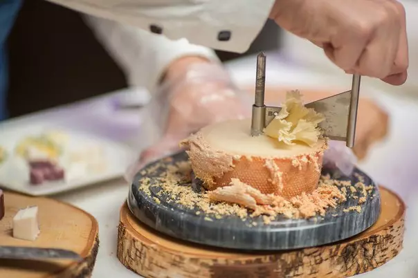 סכין גבינה (33 תמונות): קבוצה של סכיני גבינה לחיתוך, מודלים עם שתי ידיות. כיצד להשתמש סכינים מקצועי גבינה? 25944_15