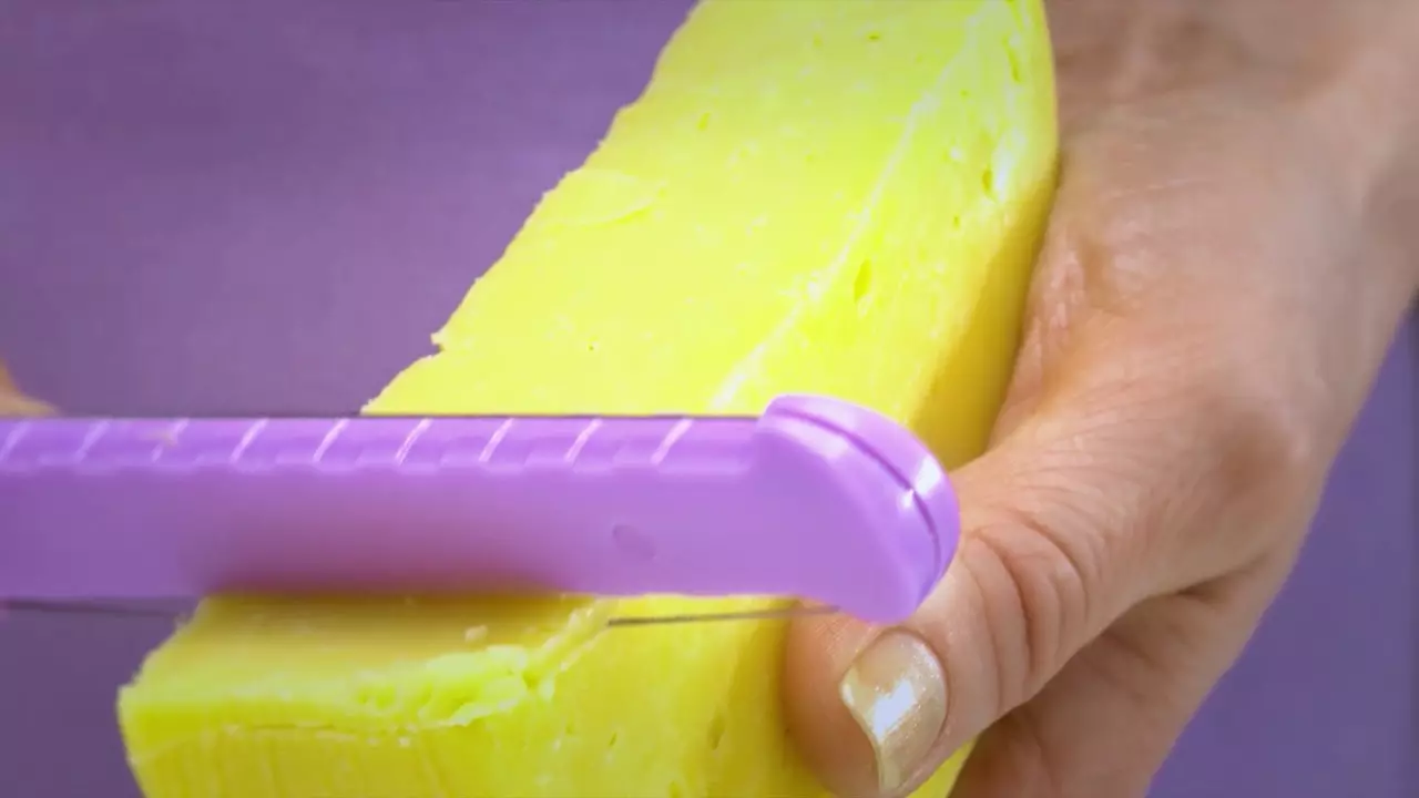 En kniv för ost (33 bilder): en uppsättning ostknivar för skärning, modeller med två handtag. Hur man använder professionella ostknivar? 25944_18