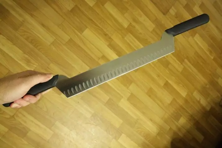 チーズのナイフ（33写真）：2つのハンドルを持つモデル、カット用のチーズナイフのセット。プロのチーズナイフを使う方法 25944_23