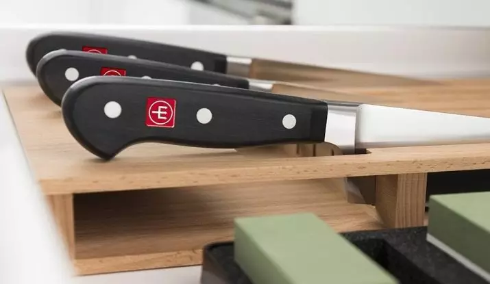 En kniv för ost (33 bilder): en uppsättning ostknivar för skärning, modeller med två handtag. Hur man använder professionella ostknivar? 25944_25