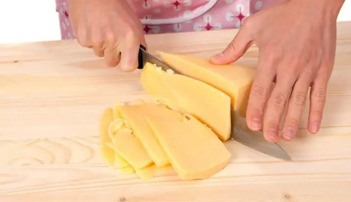 Peilis sūriui (33 nuotraukos): sūrio peilių rinkinys pjovimui, modeliams su dviem rankenomis. Kaip naudotis profesionalių sūrio peiliais? 25944_27