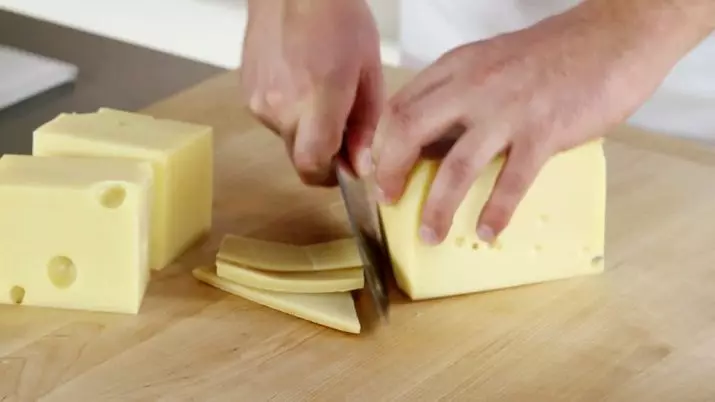 En kniv för ost (33 bilder): en uppsättning ostknivar för skärning, modeller med två handtag. Hur man använder professionella ostknivar? 25944_30