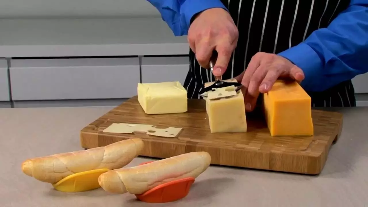 En kniv för ost (33 bilder): en uppsättning ostknivar för skärning, modeller med två handtag. Hur man använder professionella ostknivar? 25944_4