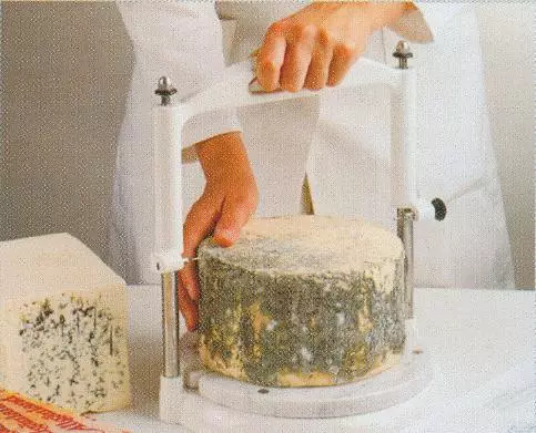 یک چاقو برای پنیر (33 عکس): مجموعه ای از چاقو پنیر برای برش، مدل های دو دستگیره. چگونه از چاقو پنیر حرفه ای استفاده کنید؟ 25944_6