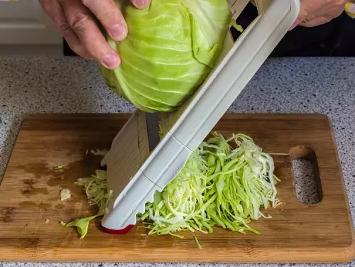 Cuchillo de golpe de col (15 fotos): elección de cuchillo con dos hojas para cortar verduras. ¿Cómo usarlo? 25948_14