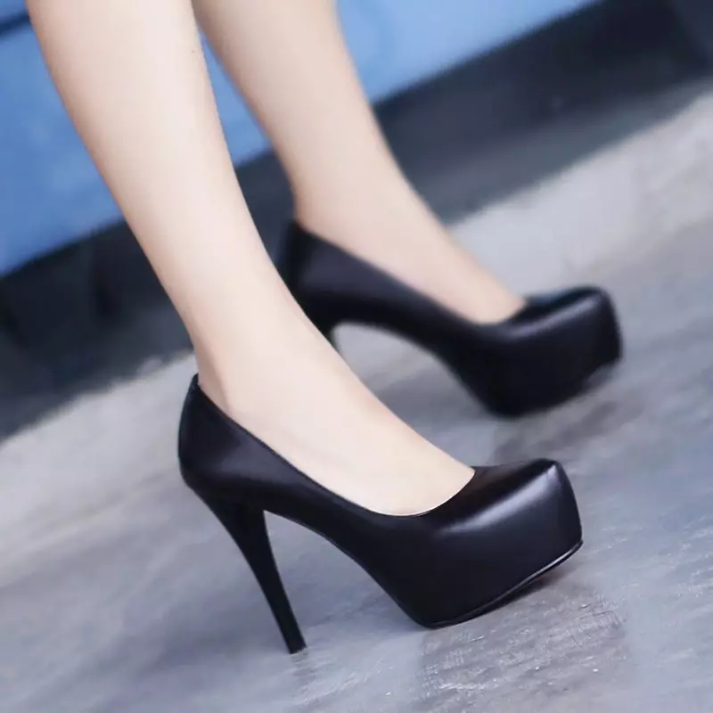Giày đen (110 ảnh): Đeo giày nữ đẹp màu đen, cách kết hợp quần jean với chúng, vớ, vớ 2596_100