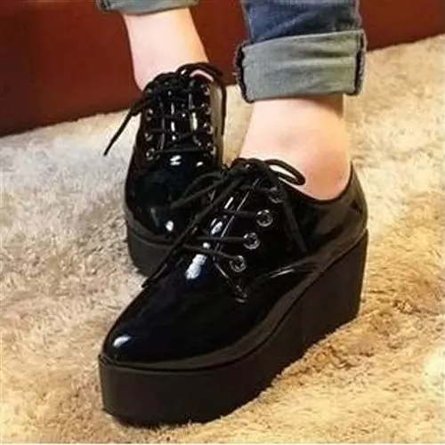 Mustad kingad (110 fotot): mida kanda ilusaid naissoost kingad must, kuidas neid teksad ühendada, sukad, sokid 2596_103