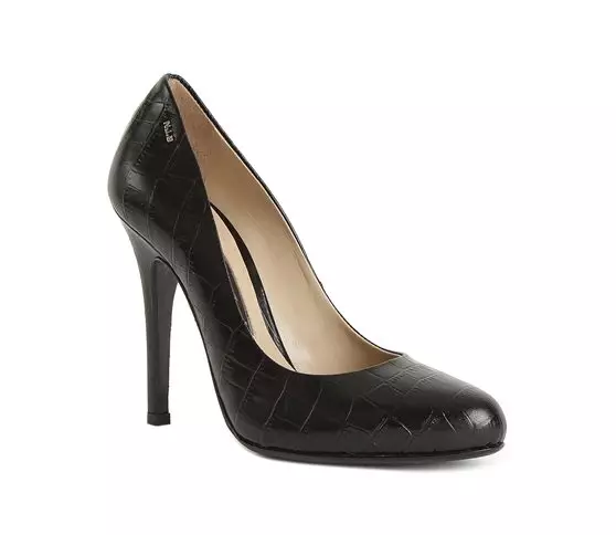 Μαύρα παπούτσια (110 φωτογραφίες): Τι να φορέσει όμορφα γυναικεία παπούτσια σε μαύρο, πώς να συνδυάσετε τζιν μαζί τους, κάλτσες, κάλτσες 2596_25