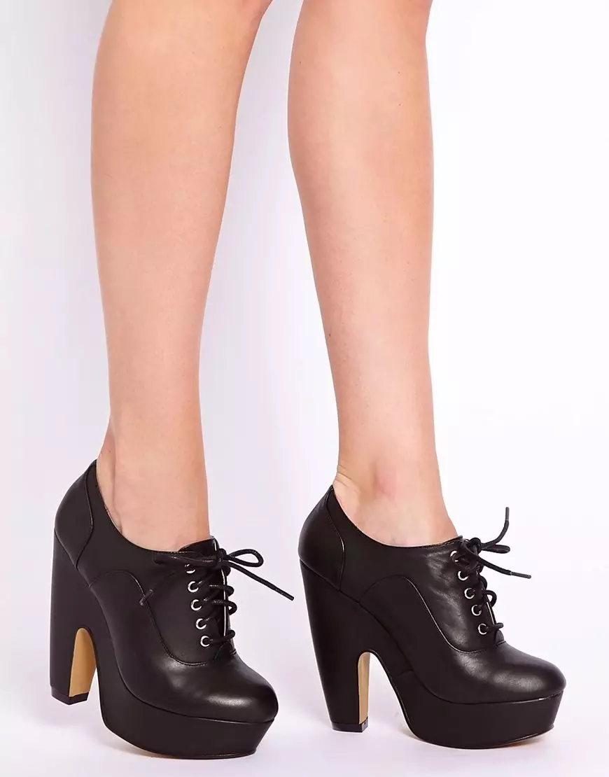 Juodieji batai (110 nuotraukų): ką dėvėti gražius moterų batus juoda, kaip sujungti džinsus su jais, kojinės, kojinės 2596_34