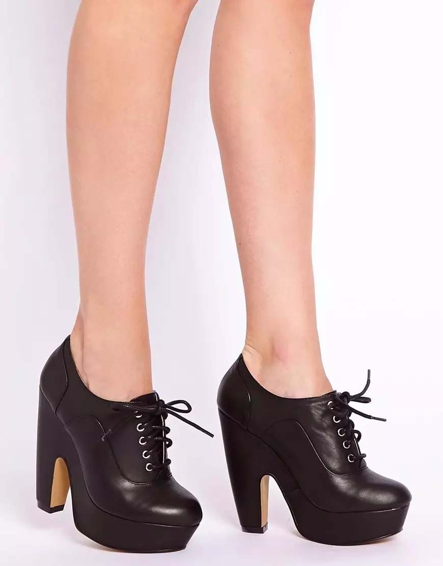 Zapatos negros (110 fotos): Qué llevar hermosas zapatos femeninos en negro, cómo combinar los jeans con ellos, medias, calcetines 2596_34