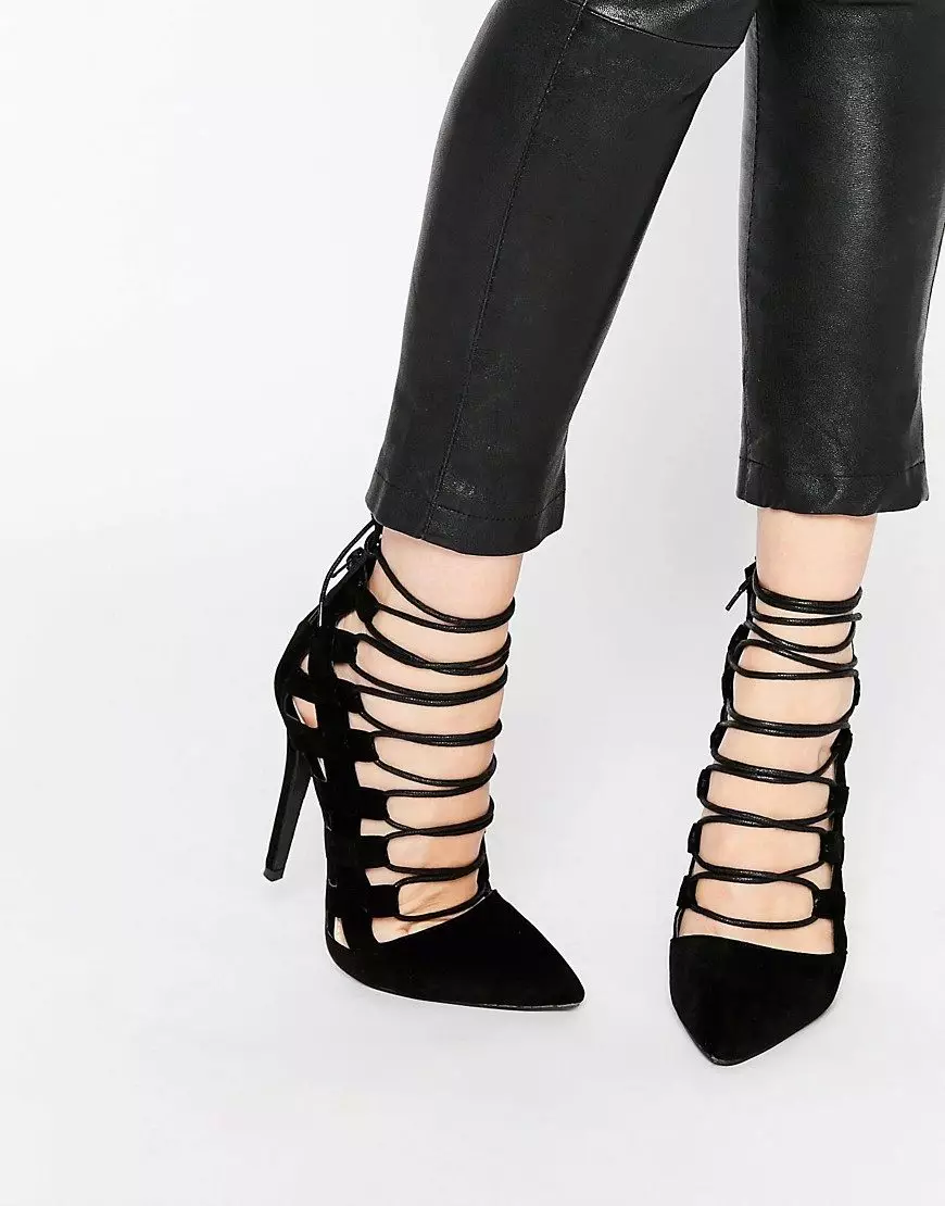 Juodieji batai (110 nuotraukų): ką dėvėti gražius moterų batus juoda, kaip sujungti džinsus su jais, kojinės, kojinės 2596_37