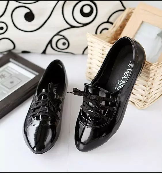 Чорні туфлі (110 фото): з чим носити красиві жіночі туфлі чорного кольору, як з ними поєднувати джинси, панчохи, шкарпетки 2596_38