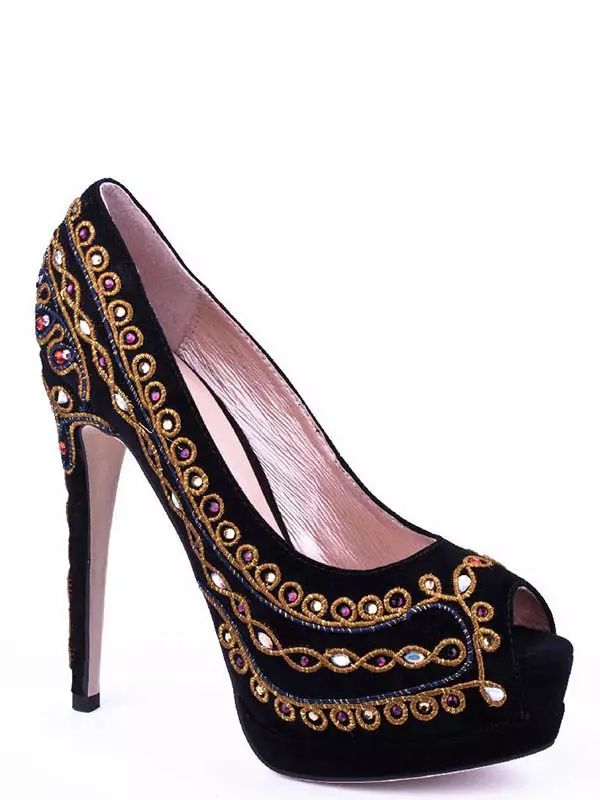 Giày đen (110 ảnh): Đeo giày nữ đẹp màu đen, cách kết hợp quần jean với chúng, vớ, vớ 2596_47