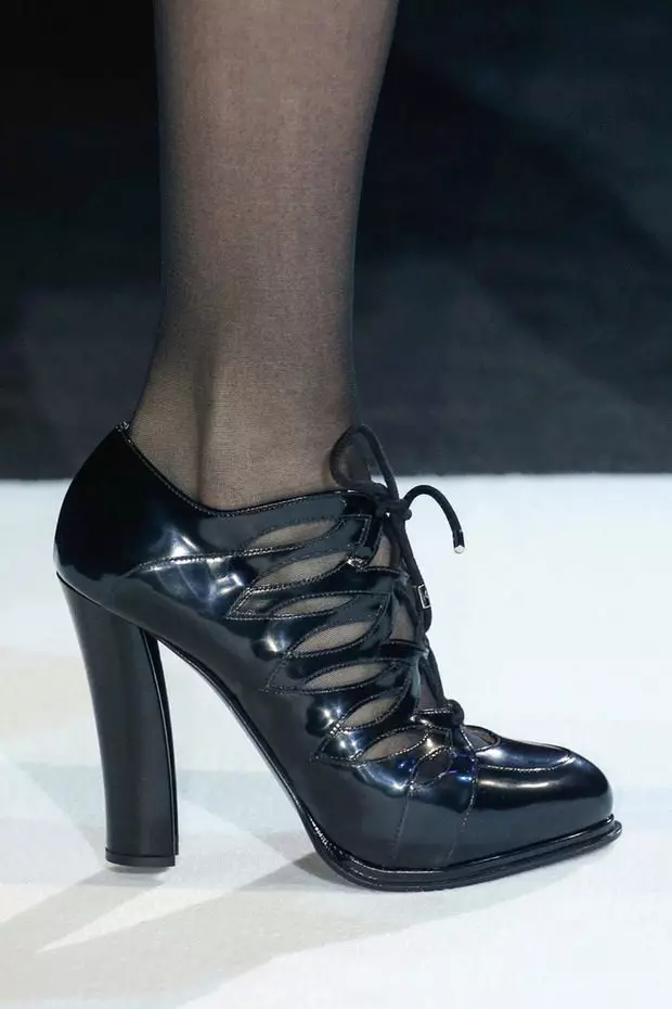 کفش های سیاه (110 عکس): چه پوشیدن کفش های زنانه زیبا در سیاه و سفید، چگونگی ترکیب شلوار جین با آنها، جوراب ساق بلند، جوراب 2596_56