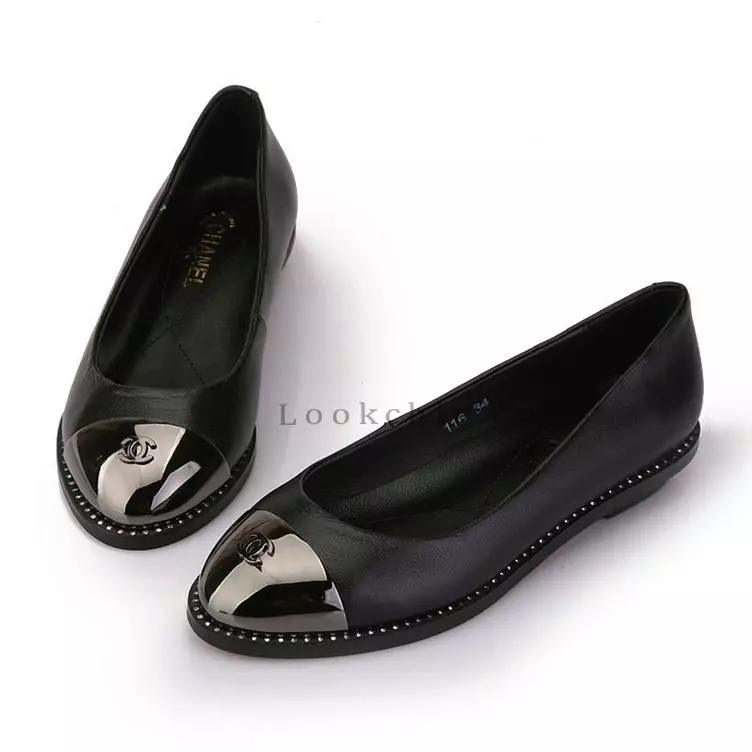 Μαύρα παπούτσια (110 φωτογραφίες): Τι να φορέσει όμορφα γυναικεία παπούτσια σε μαύρο, πώς να συνδυάσετε τζιν μαζί τους, κάλτσες, κάλτσες 2596_60