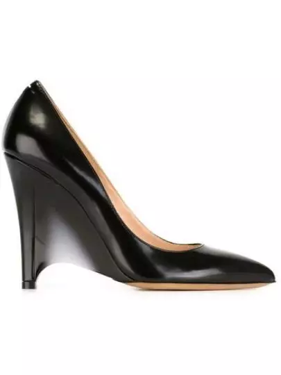 Melnās kurpes (110 fotogrāfijas): ko valkāt skaistas sieviešu apavus melnā krāsā, kā apvienot džinsi ar viņiem, zeķes, zeķes 2596_65