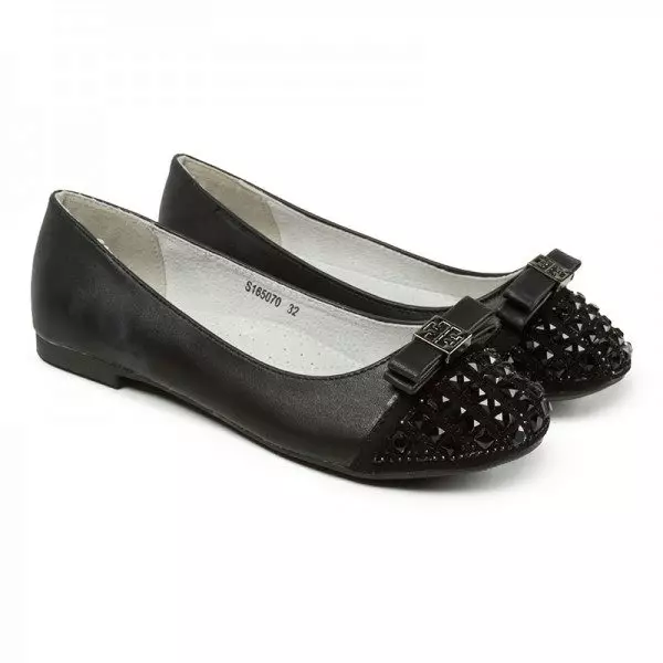 Црне ципеле (110 фотографија): Шта да носите прелепе женске ципеле у црном, како комбиновати фармерке са њима, чарапама, чарапама 2596_72