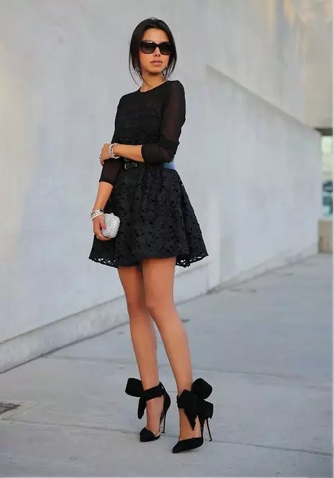 Crne cipele (110 fotografija): Šta nositi prekrasne ženske cipele u crnom, kako kombinirati traperice s njima, čarape, čarape 2596_74