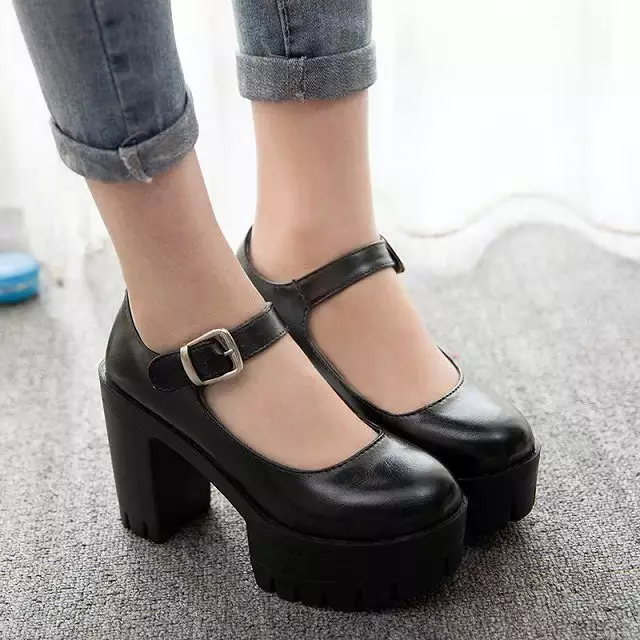 Црне ципеле (110 фотографија): Шта да носите прелепе женске ципеле у црном, како комбиновати фармерке са њима, чарапама, чарапама 2596_84
