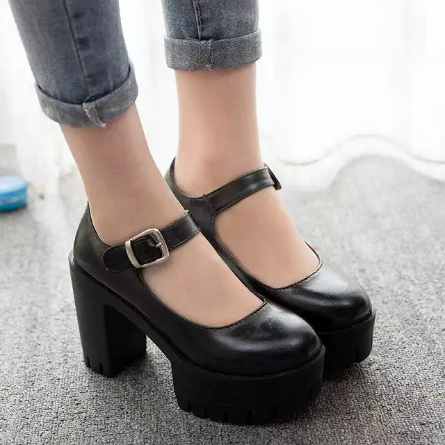 Zapatos negros (110 fotos): Qué llevar hermosas zapatos femeninos en negro, cómo combinar los jeans con ellos, medias, calcetines 2596_84