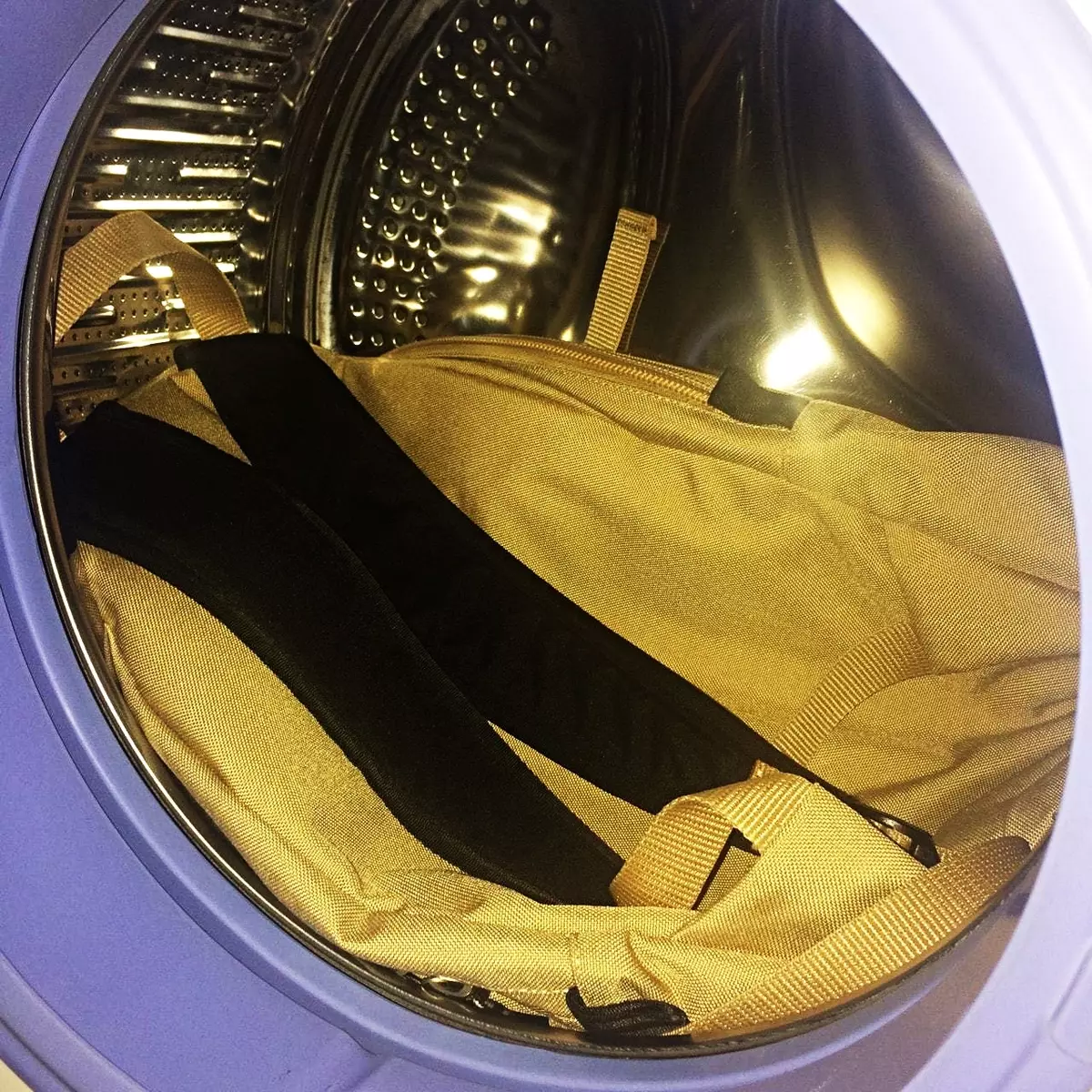 배낭을 씻는 방법? 세탁기에서 씻을 수 있습니까? 집에서 단단한 프레임으로 학교 배낭을 청소하는 방법은 무엇입니까? 2597_4