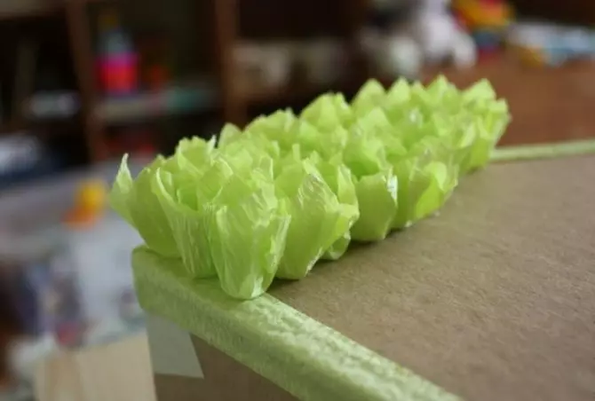 来自餐巾的工艺品：用纸巾用你自己的手制成的应用。如何让秋天的花朵与5-6和7岁儿童？从餐巾和罗文分支的树 25992_42