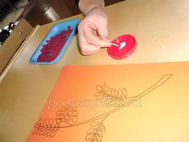 Rzemiosło z serwetek: aplikacje wykonane z papierowych serwetek z własnymi rękami. Jak zrobić jesienne kwiaty z dziećmi 5-6 i 7 lat? Drzewo z serwetek i gałęzi jarzębiny 25992_58