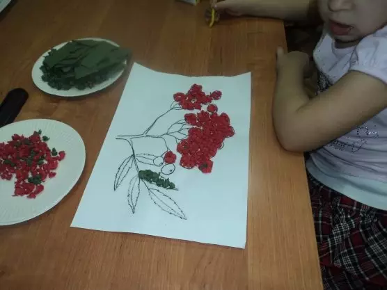 Thủ công từ khăn ăn: các ứng dụng làm bằng khăn giấy bằng tay của bạn. Làm thế nào để làm hoa mùa thu với trẻ em 5-6 và 7 tuổi? Cây từ Napkins và Chi nhánh Rowan 25992_59